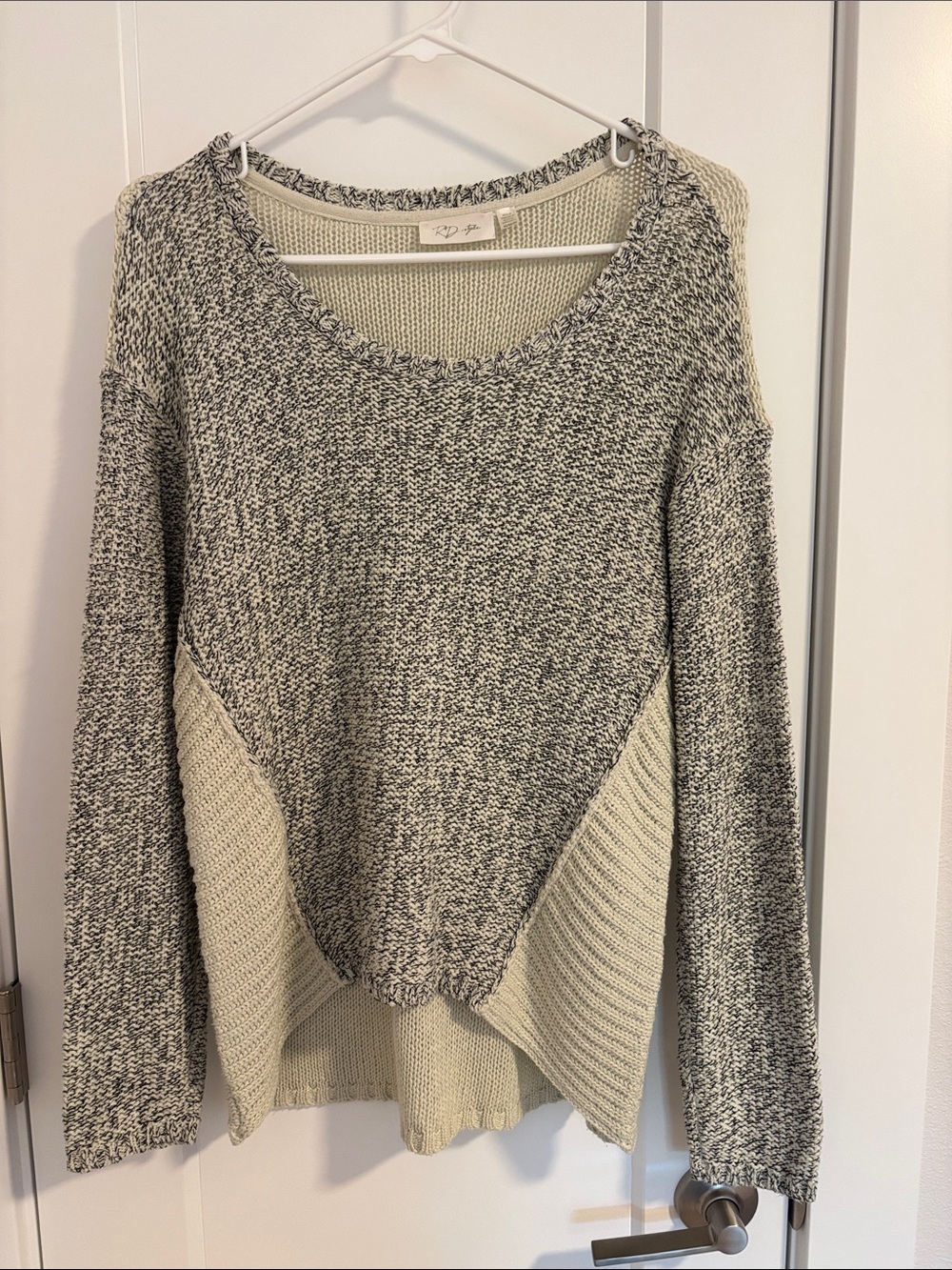 RD Style Two-Tone Scoop Neck Sweater in Cream & Black Marled